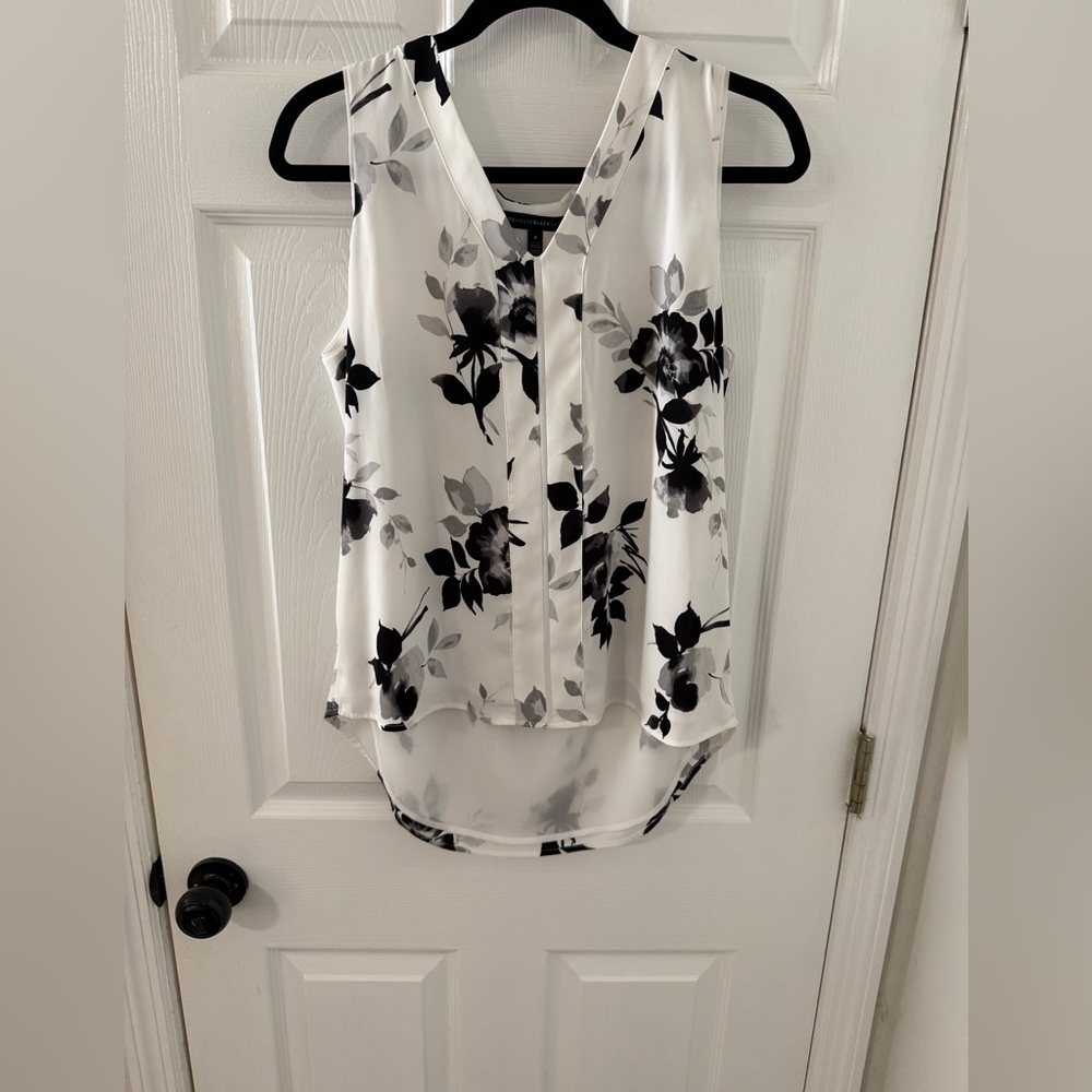 White House Black Market Black & White Floral Tank Blouse | Size 8 | Hi-Low Hem